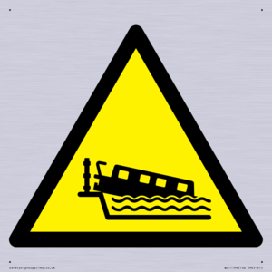 W519 Warning: Grounding narrow boat on lock cill